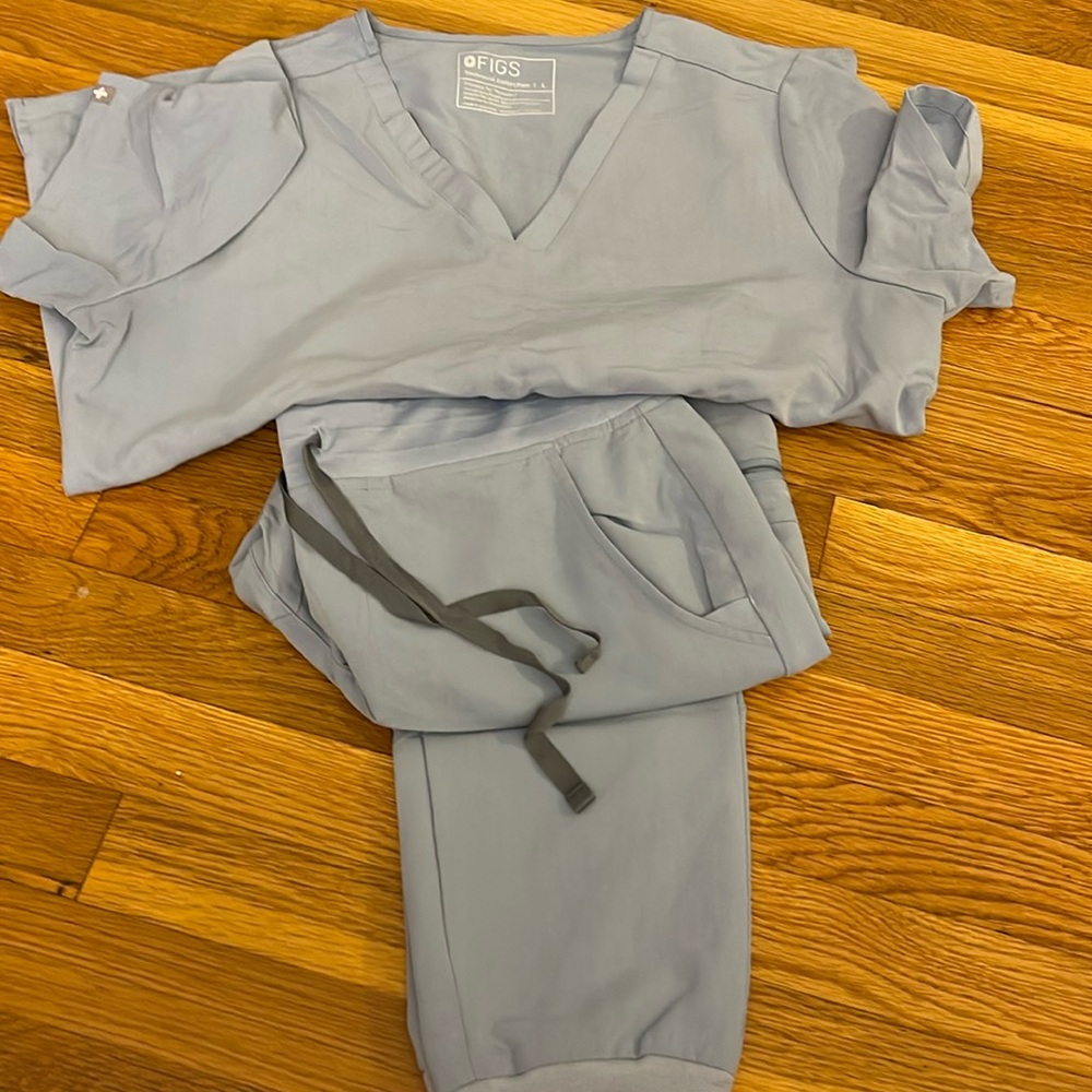 Size M jogger pants, L scrub top, FIGS light blue scrub set!